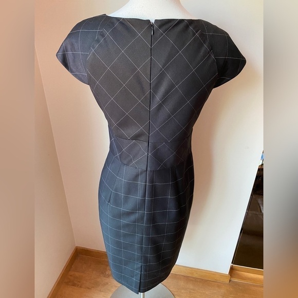 Figure Flattering Jones New York Dress with ruffle detail - Picture 3 of 6